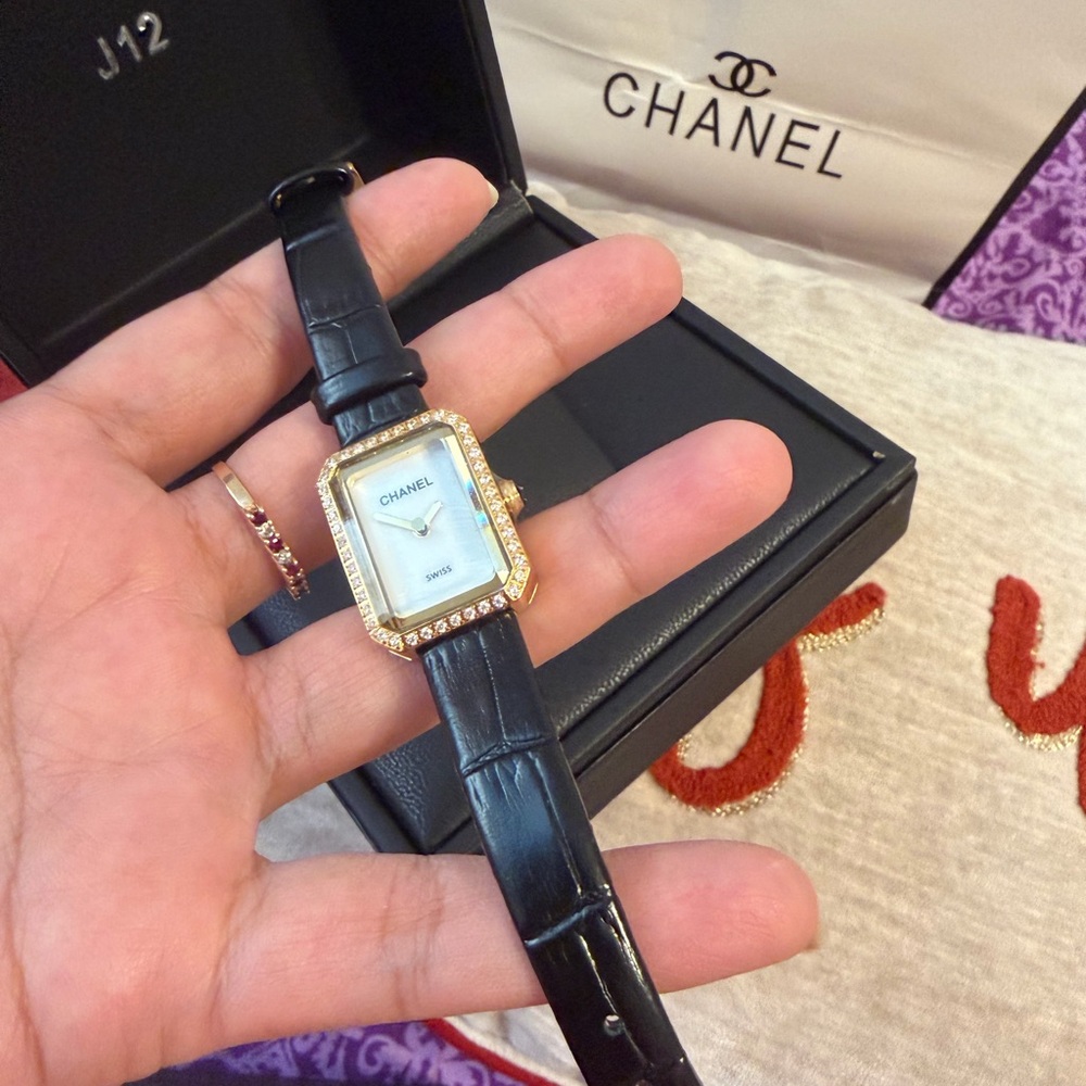 Women small wrist boyfriend watch black and gold